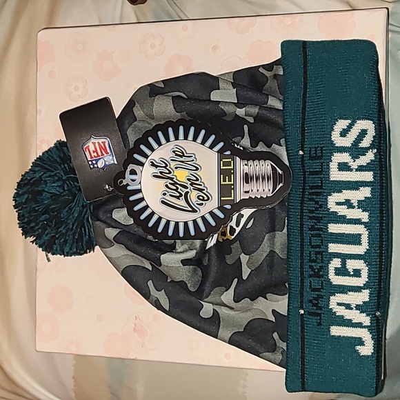 Jacksonville Jaguars NFL Sideline Pom Beanie, lights up - Picture 1 of 6